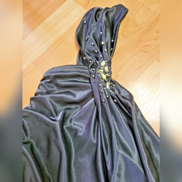 Le Chateau embellished one shoulder dress - Picture 2 of 11